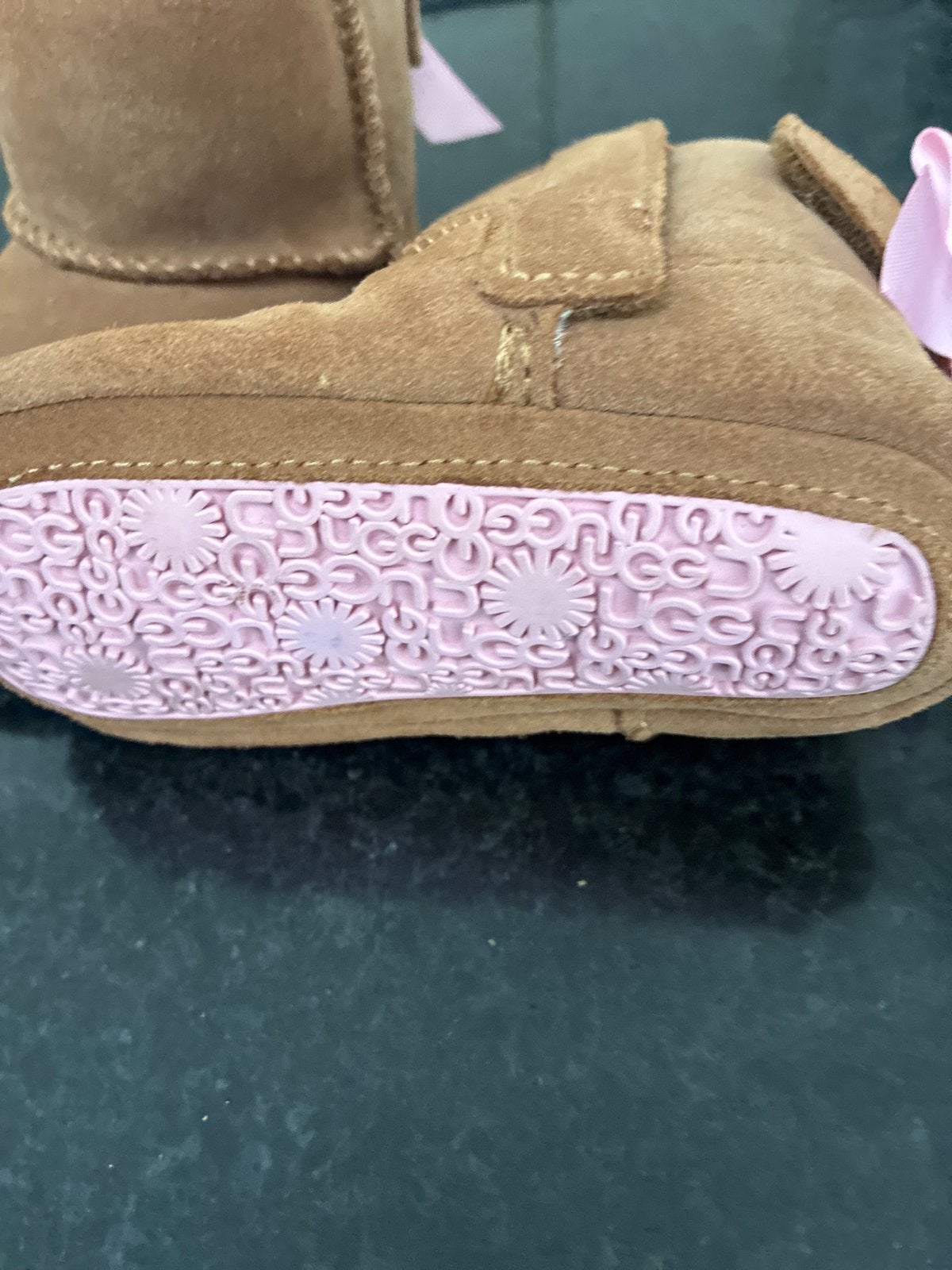 UGG slofjes met roze strikje, Ophalen of Verzenden, Zo goed als nieuw, Meisje