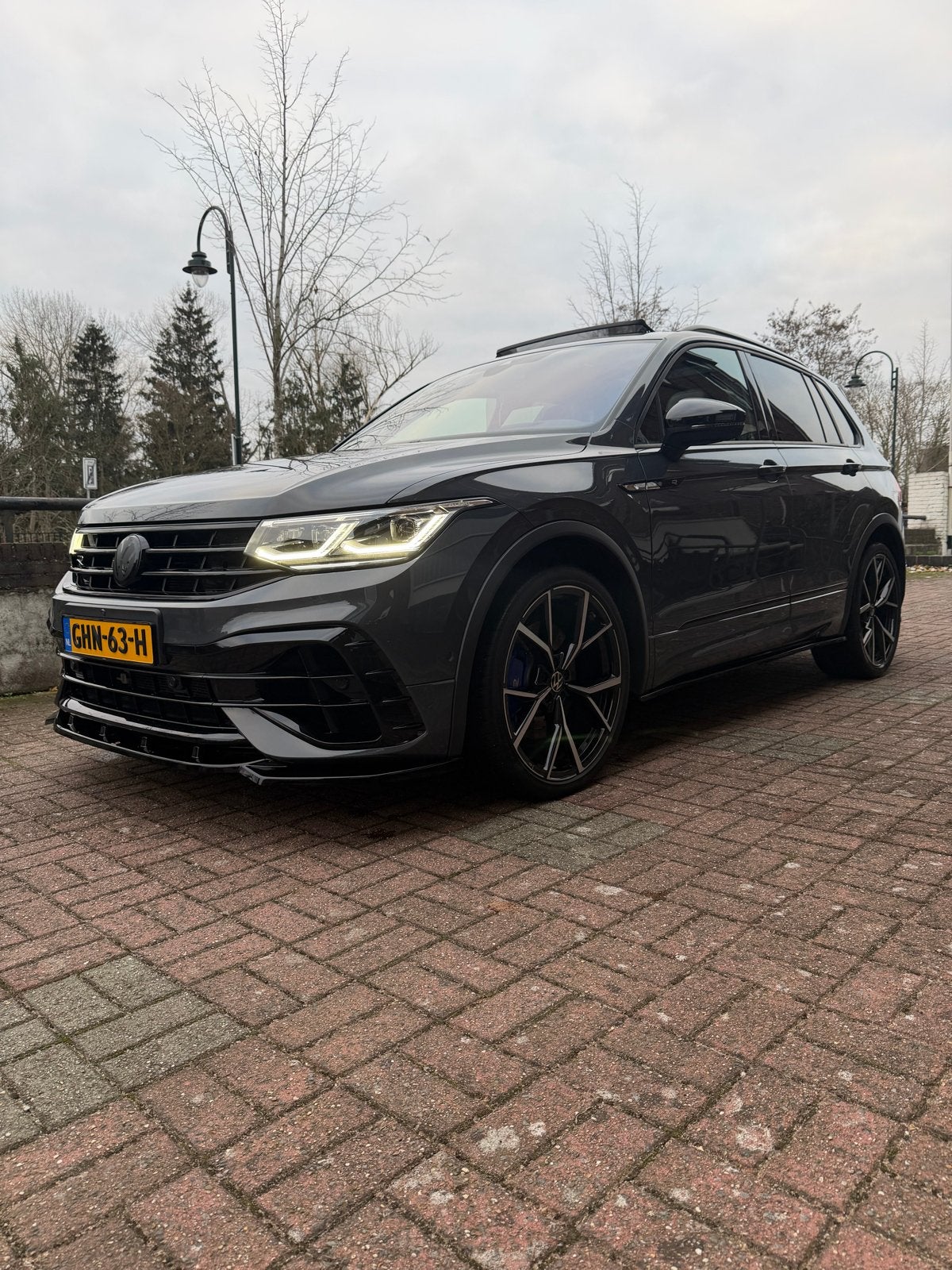 Volkswagen Tiguan R 320PK Pano bwj 2023 Grijs, Auto's, Automaat, 4 cilinders, 1984 cc, 320 pk