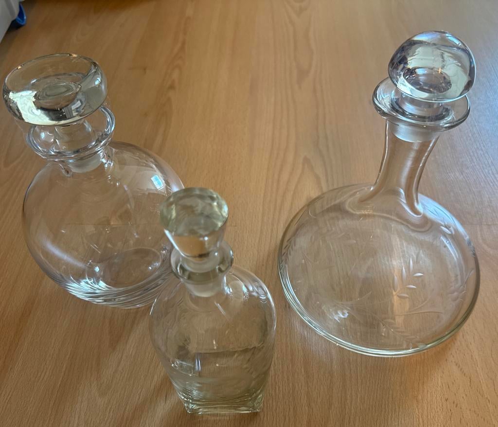 3 Glazen Karaffen, waarvan 1 Decanteerkaraf met Slijpsel, Ophalen, Zo goed als nieuw