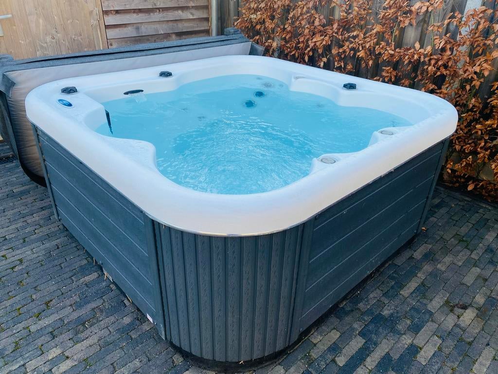 Jacuzzi 6 pers als nieuw, nu voor €3950,-