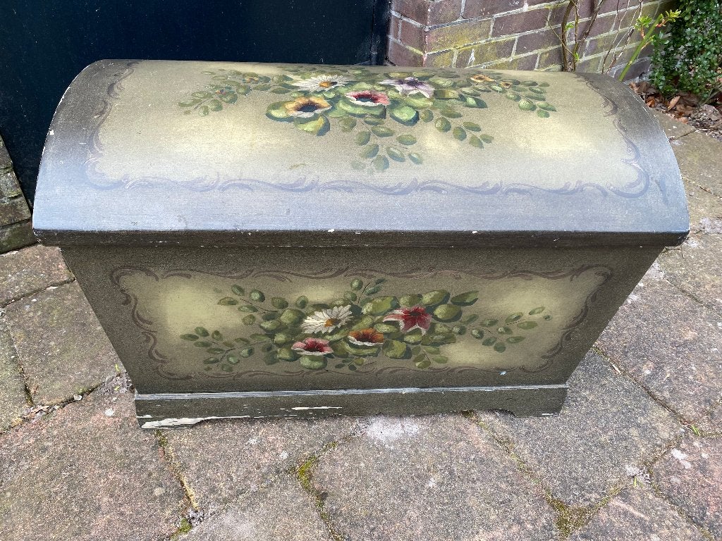 Oude beschilderde Zweedse kist, Ophalen