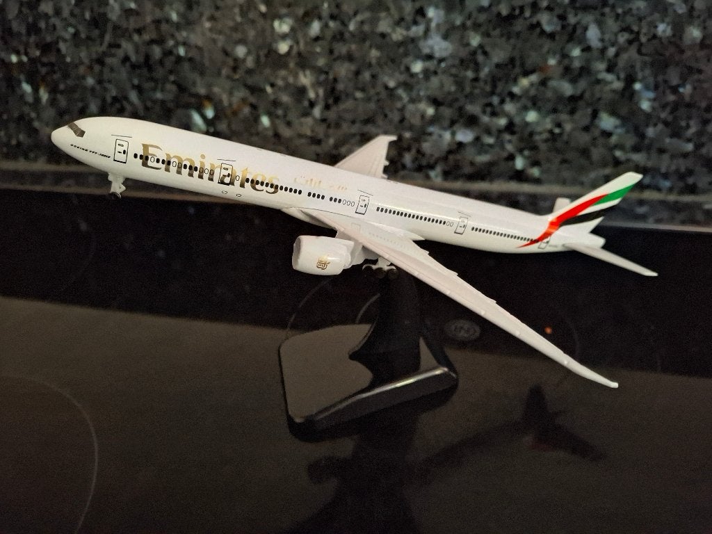 Vliegtuig model B777-300ER Emirates - Metaal - Nieuw, Hobby en Vrije tijd, Modelbouw | Vliegtuigen en Helikopters, Overige merken