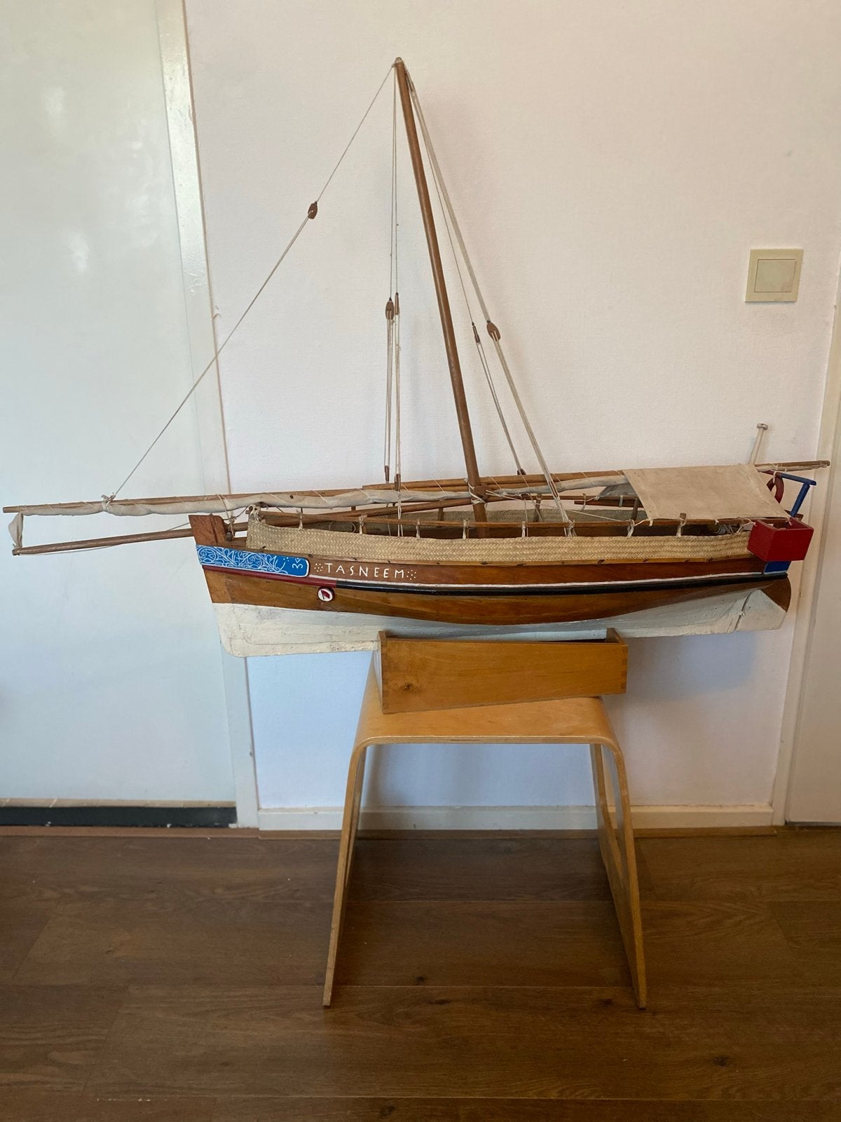 Uniek handgemaakt modelboot 'Tasneem' met standaard, Ophalen, Gebruikt, Groter dan 1:32, Overige merken
