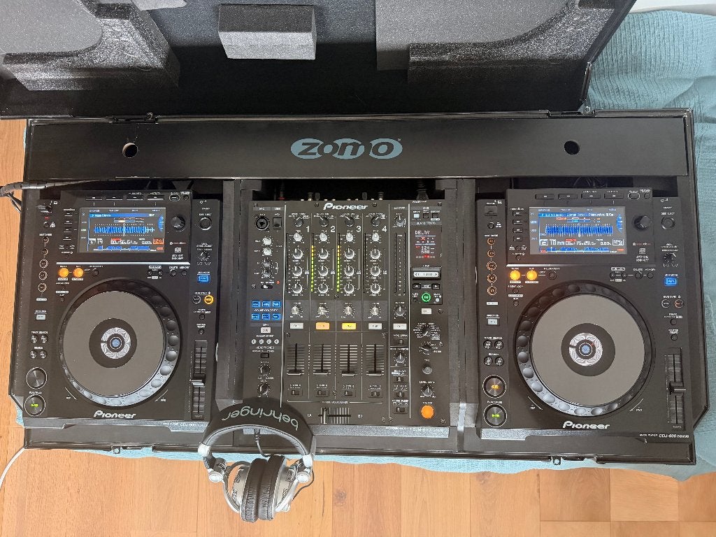Foto 2 van Pioneer DJ set: 2x CDJ-900 Nexus + DJM-900 Nexus + Zomo case