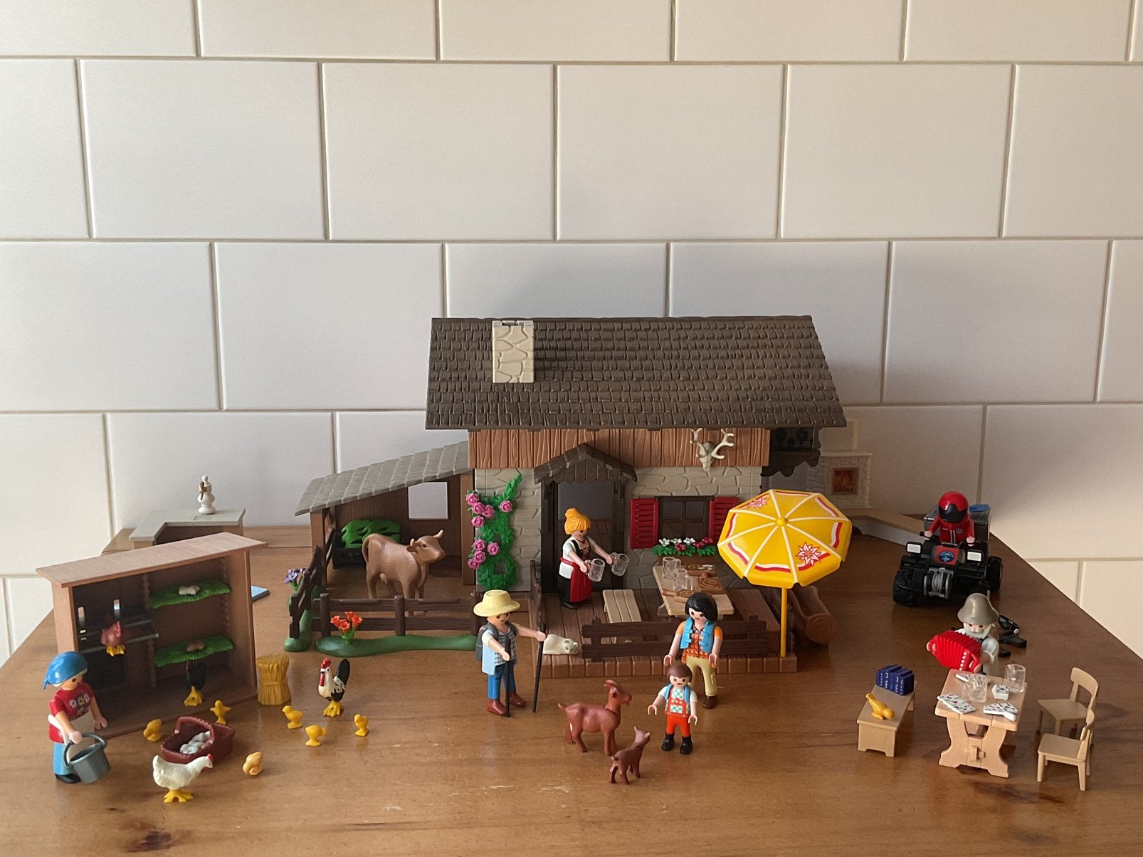 Foto 16 van PLAYMOBIL UTGEBREIDE COUNTRY ALPENHUT 🍺 🪗 SUPER LEUK !!