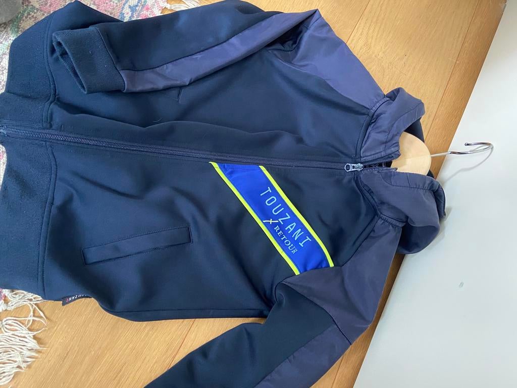 Touzani retour vest maat 140, Ophalen of Verzenden, Zo goed als nieuw, Jongen, Trui of Vest