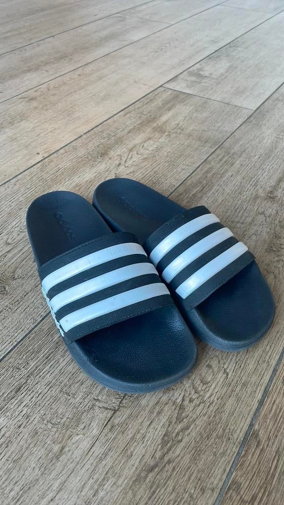 Adidas badslippers maat 39,5, Kinderen en Baby's, Kinderkleding | Schoenen en Sokken, Ophalen of Verzenden, Zo goed als nieuw