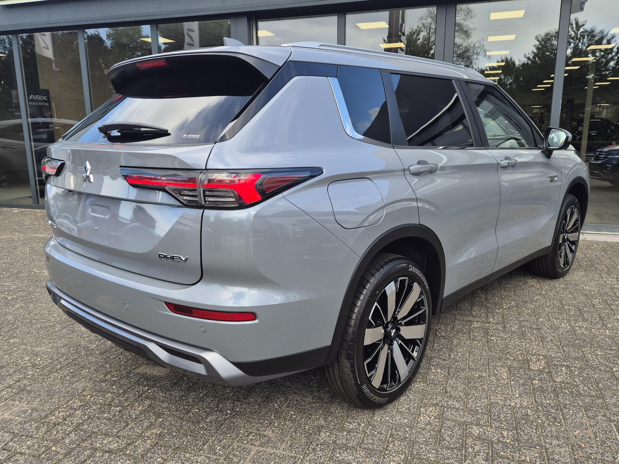 Mitsubishi Outlander 2.4 PHEV Intense+ | Nieuw uit voorraad, Auto's, Automaat, Outlander, 4 cilinders, Met garantie (alle)