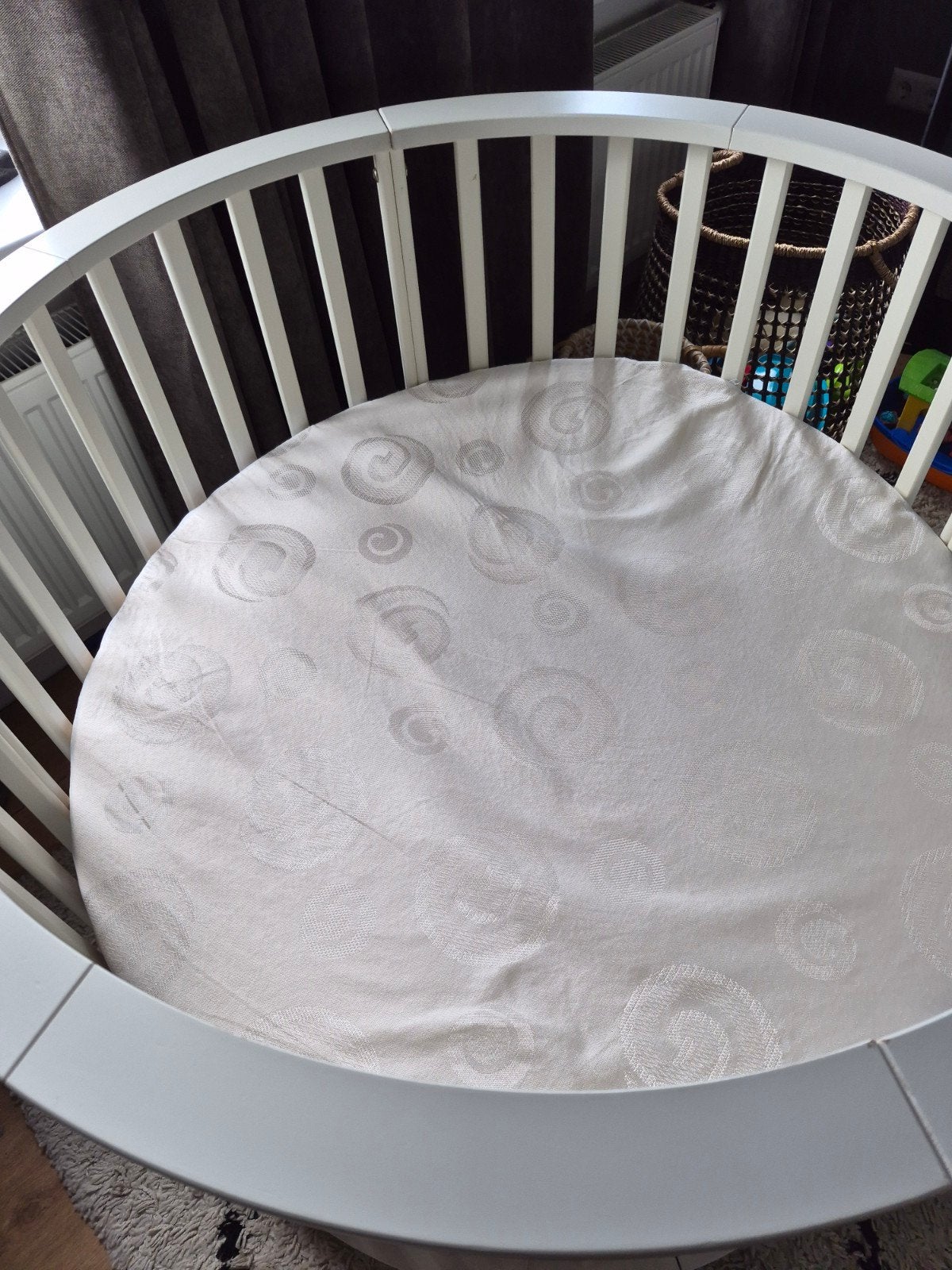 Ronde witte baby box met wieltjes en rem., Kinderen en Baby's, Ophalen, Gebruikt