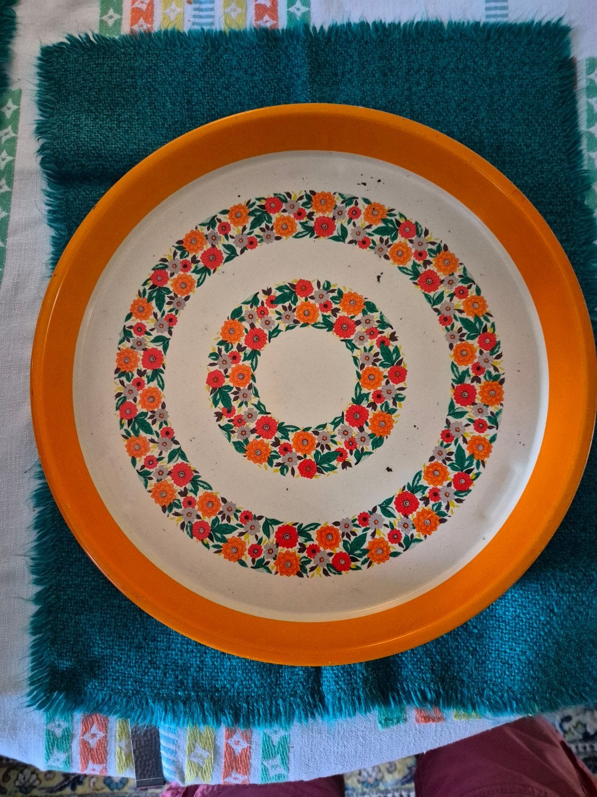 Vintage blikken dienblad oranje met bloemmotief, Huis en Inrichting, Gebruikt, Rond, Ophalen of Verzenden, Dienblad