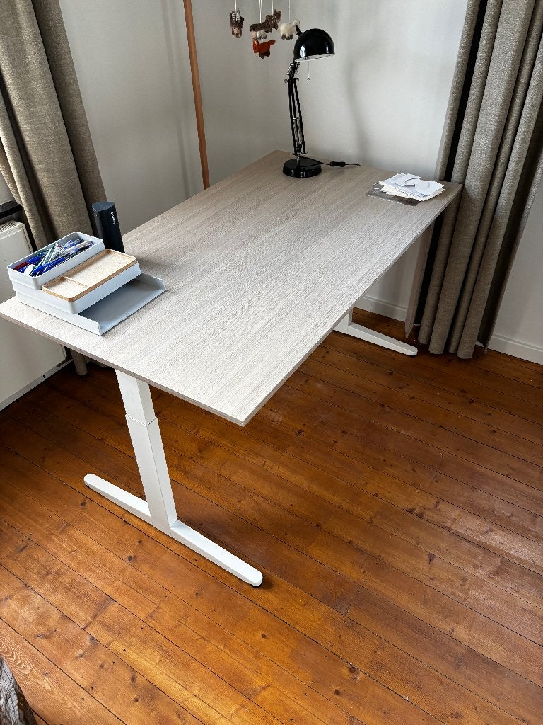 Ahrend bureau, hout oak, 140x80, hoogte verstelbaar, Ophalen, Scandinavisch, Spaanplaat of MDF, Zo goed als nieuw