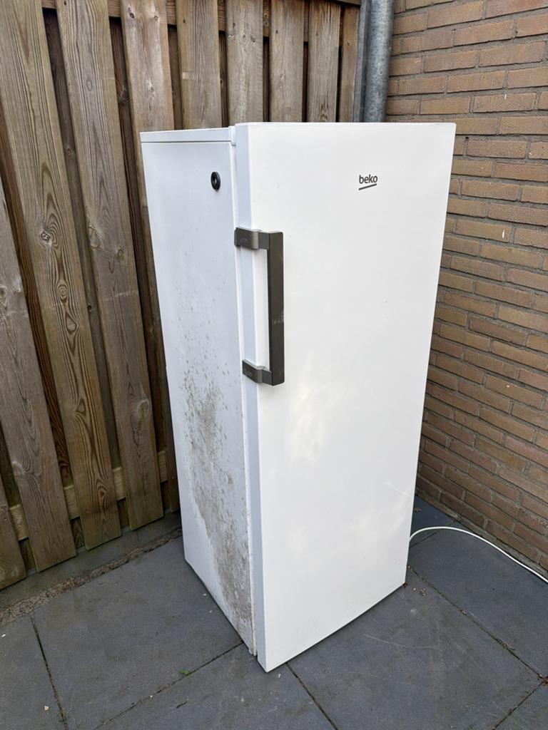 Gratis Beko koelkast, defect, Witgoed en Apparatuur, Koelkasten en IJskasten, Ophalen, 150 tot 200 liter, Zonder vriesvak, 60 cm of meer