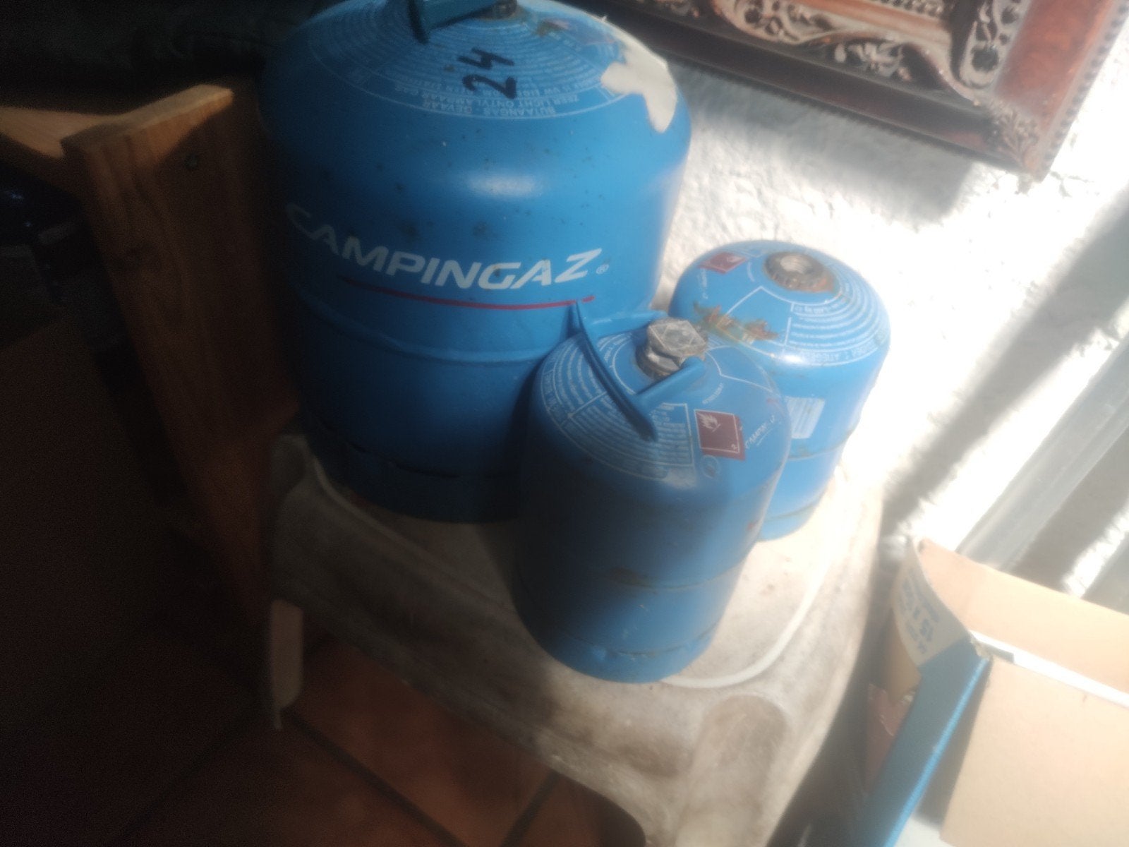 een set van drie Campingaz gasflessen, Ophalen