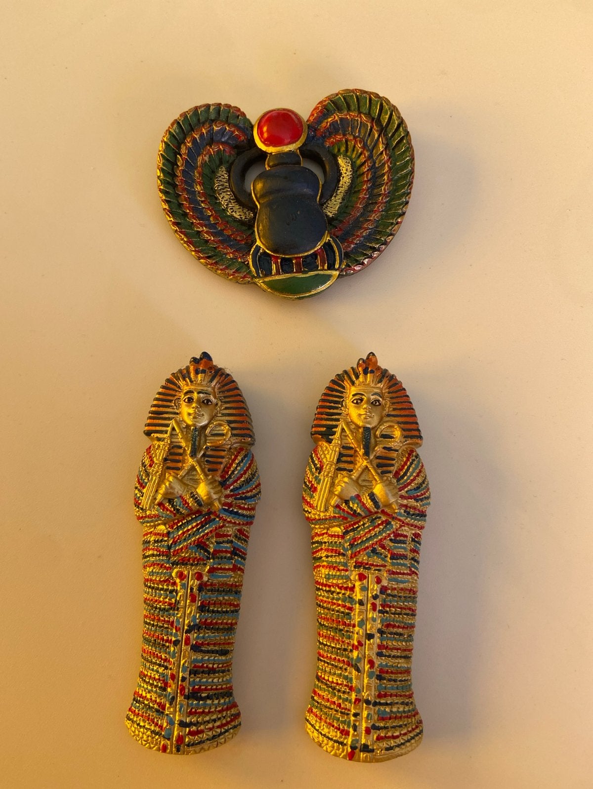 Set Egyptische koelkastmagneten:2 Toetanchamon + 1 scarabee., Meerkleurig, Overige materialen, Ophalen of Verzenden, Oosters