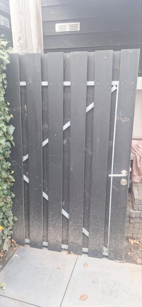 Zwarte houten schuttingdeur met beslag, Gebruikt, 100 tot 150 cm, Ophalen of Verzenden, Looppoort