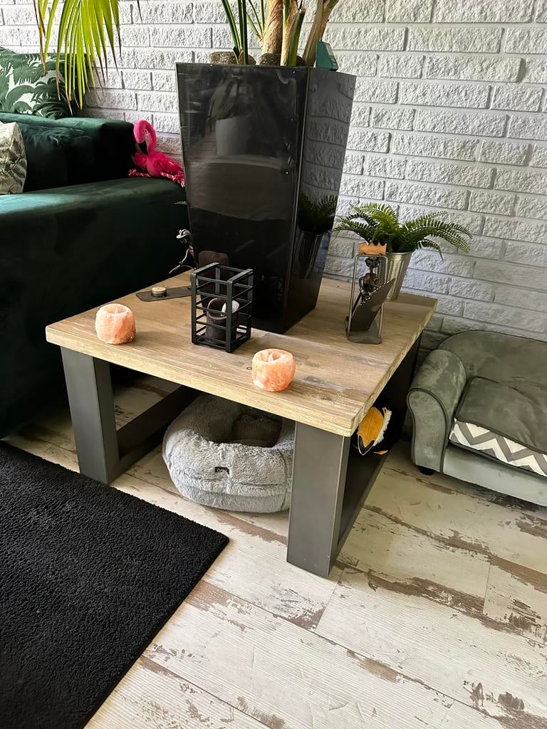 Stijlvolle bijzettafel met houten blad en metalen poten, Ophalen, Minder dan 45 cm, Industrieel modern, Vierkant