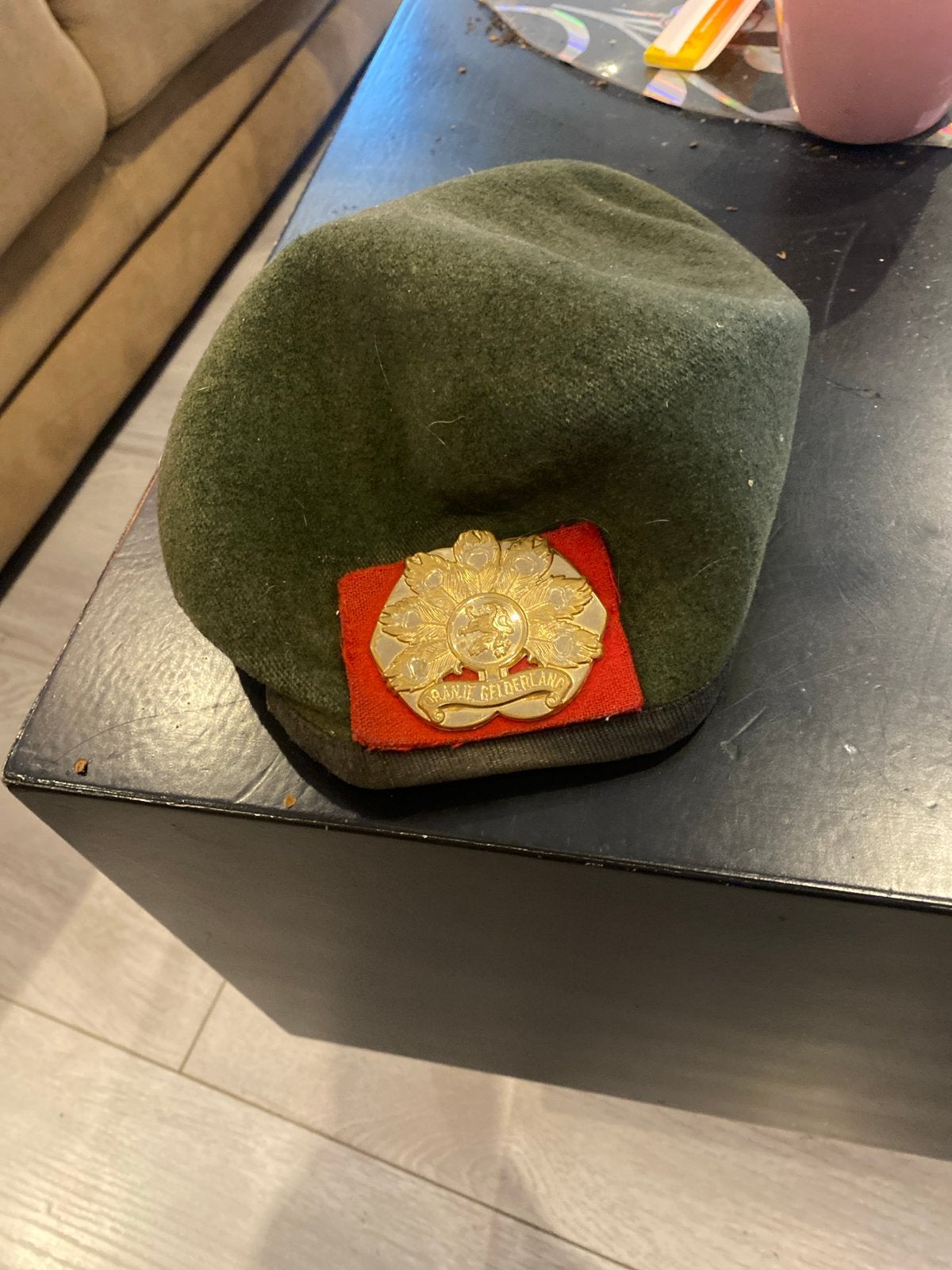 Groene baret met embleem 'Oranje Gelderland', Ophalen of Verzenden, Landmacht, Nederland, Helm of Baret