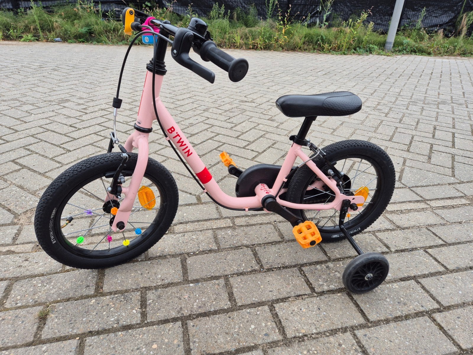 Kinderfiets 14 inch B'Twin roze met zijwieltjes, Ophalen, Zijwieltjes, Gebruikt, Velgrem