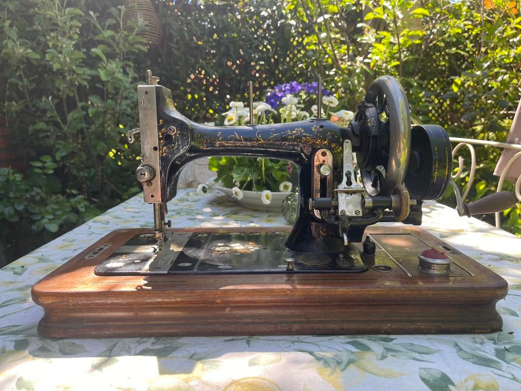 Antieke Original Victoria handnaaimachine circa 1905-1915., Ophalen