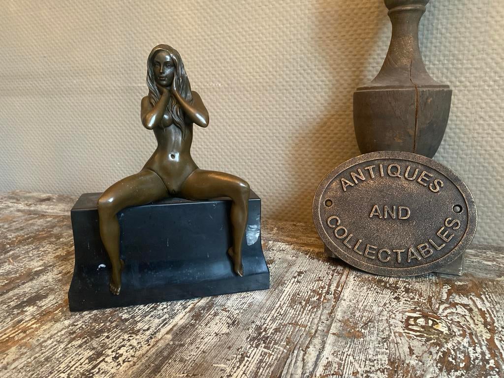 Bronzen beeld van een zittende vrouw, Ophalen of Verzenden
