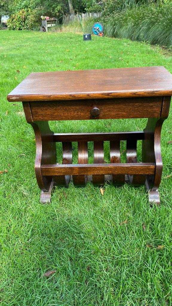 vintage houten lectuur tafeltje met Lade, Huis en Inrichting, Minder dan 55 cm, Klassiek, Ophalen of Verzenden, Zo goed als nieuw
