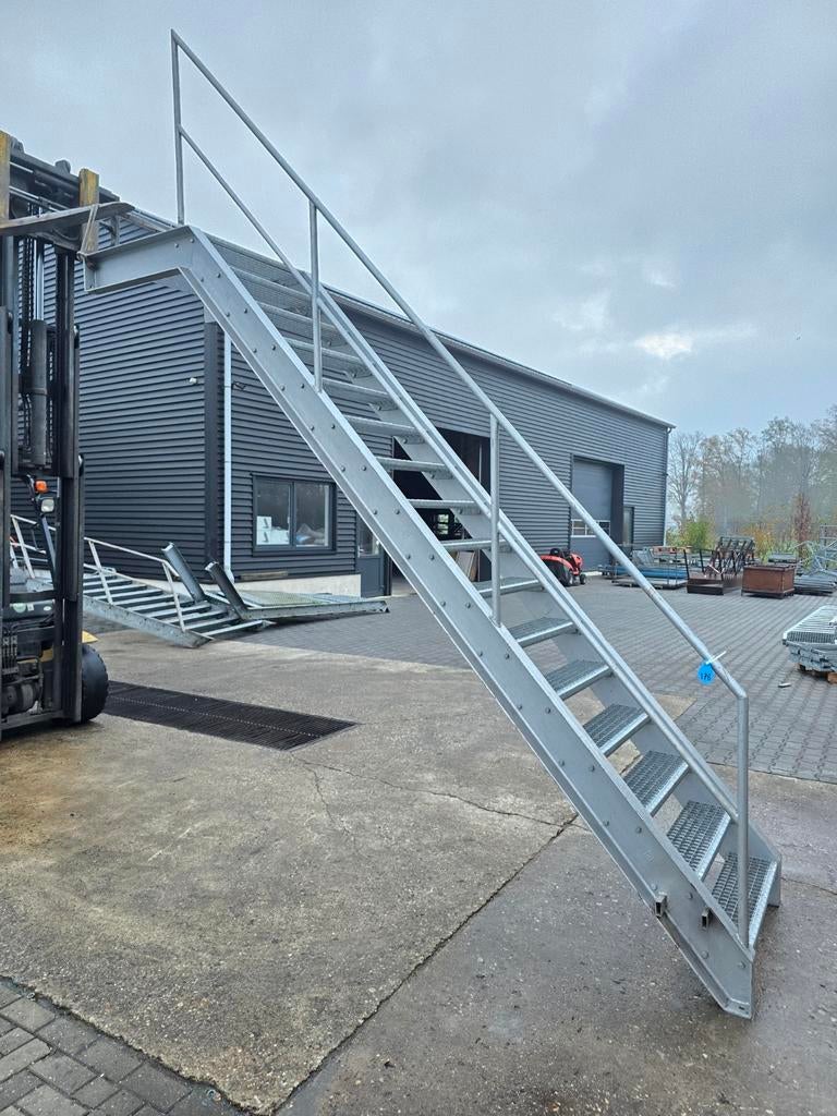 Stalen trap met bordes gegalv. Hoog 3,2 mtr. Nob176, Doe-het-zelf en Verbouw, Ladders en Trappen, Ophalen, Zo goed als nieuw, 2 tot 4 meter