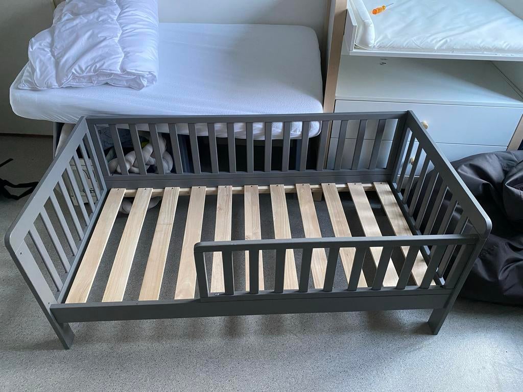 Peuterbed Petite 140x70 cm + matras en toebehoren, 70 tot 85 cm, Zo goed als nieuw, Lattenbodem, 140 tot 160 cm