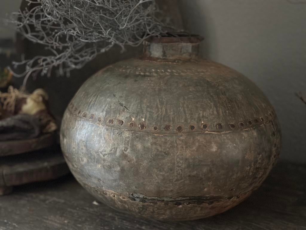 Oude metalen waterpot/kruik, Huis en Inrichting, Woonaccessoires | Vazen, Overige materialen, Overige kleuren, Nieuw, Ophalen of Verzenden