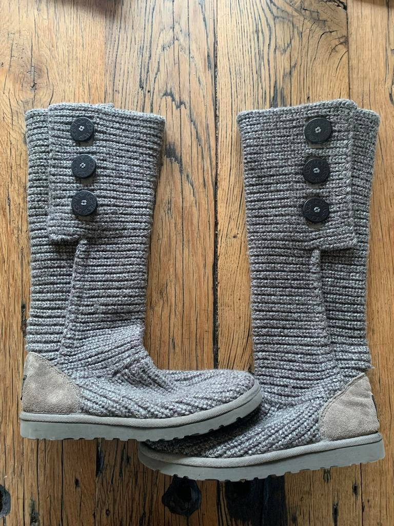 UGG classis cardi 37/38/39, Hoge laarzen, Ophalen of Verzenden, Zo goed als nieuw, Grijs