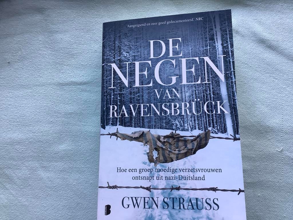 De Negen van Ravensbrück - Gwen Strauss, Ophalen of Verzenden, Zo goed als nieuw