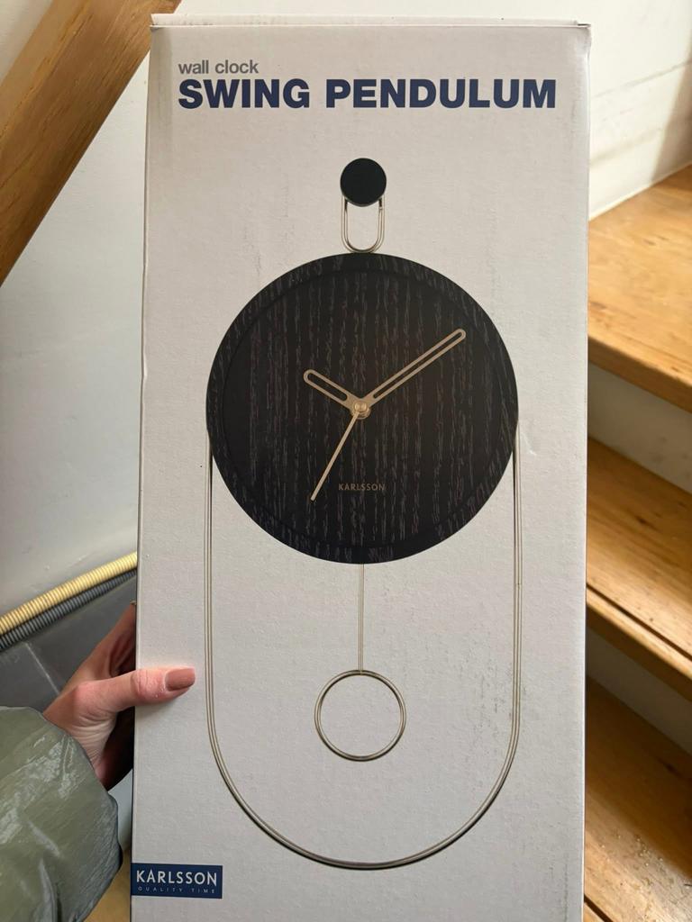 Nieuw! Moderne Karlsson Wandklok Swing Pendulum, Ophalen of Verzenden, Nieuw, Analoog, Wandklok