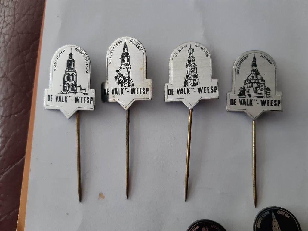 4 Speldjes De Valk >> Weesp, Verzamelen, Speldjes, Pins en Buttons, Ophalen of Verzenden, Zo goed als nieuw, Stad of Land, Speldje of Pin