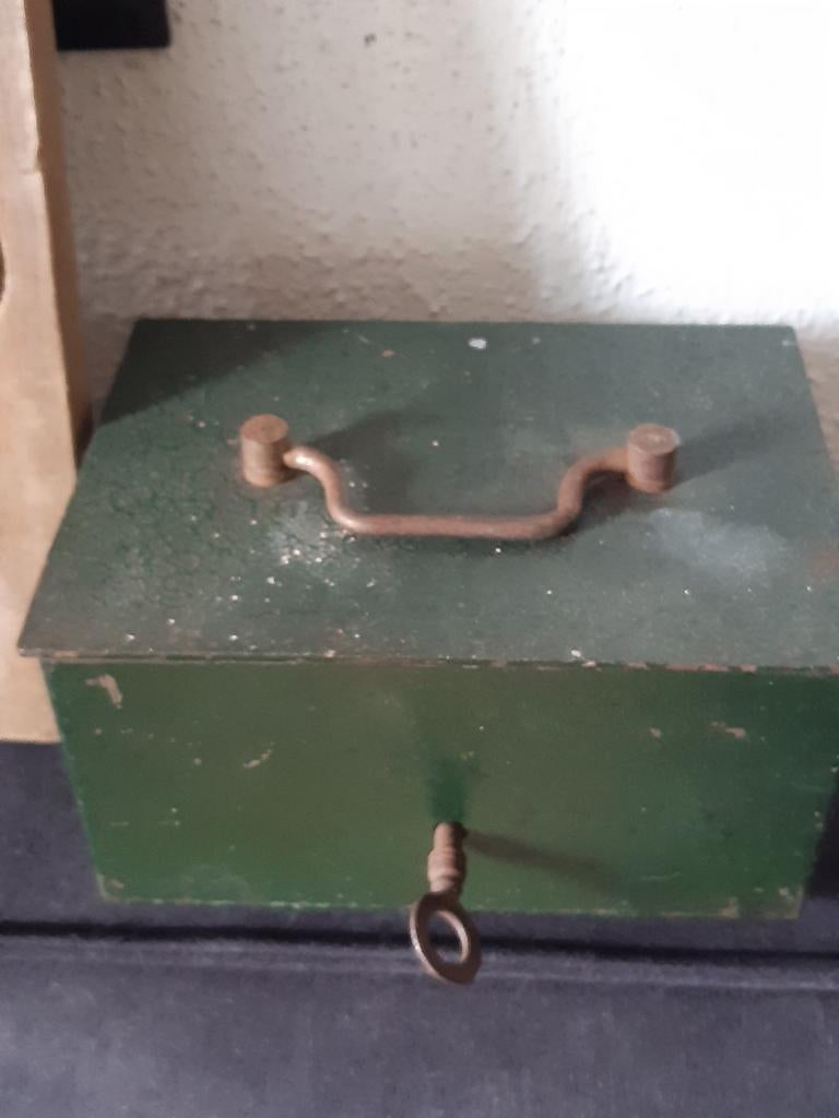 Geldkistje ,kluisje met sleutel sleets,patina,stoer brocante, Antiek en Kunst, Ophalen of Verzenden