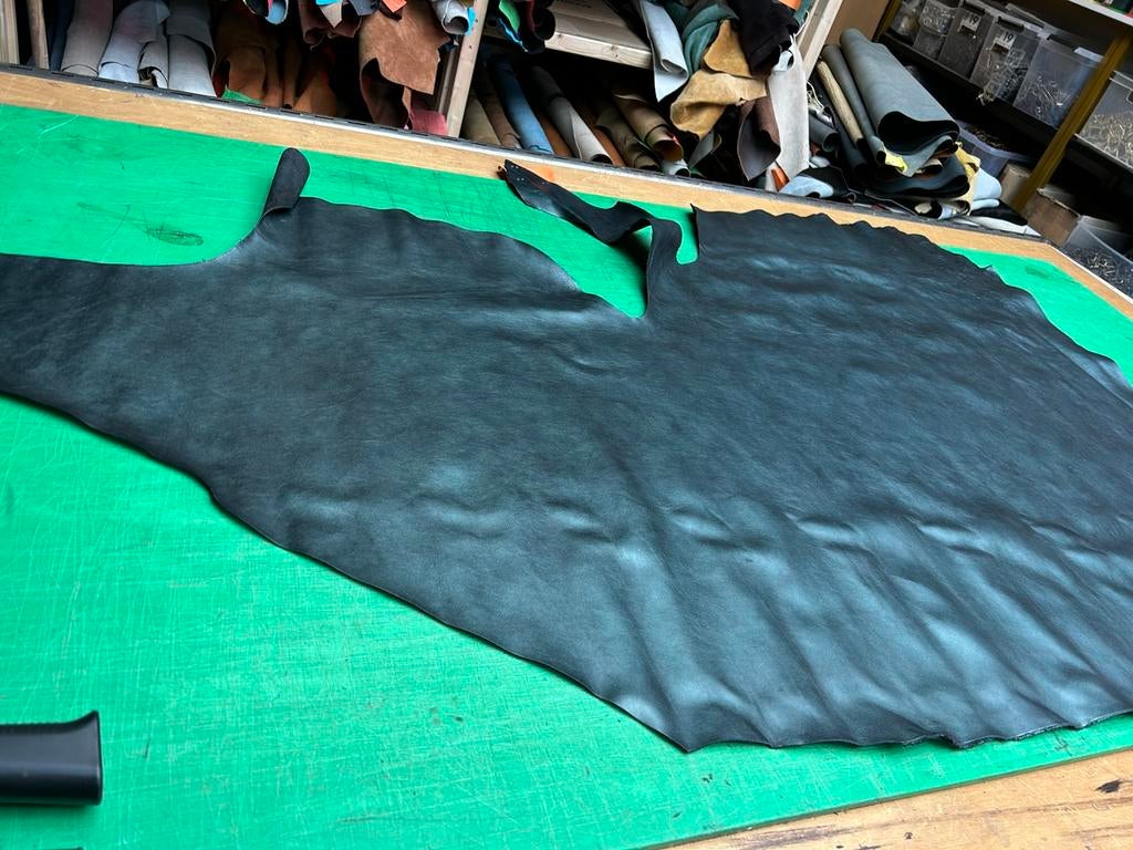 Groen grijs en glans leer lap 1.3 mm dikte soepel A-61, Leer of Kunstleer, Ophalen of Verzenden, Zo goed als nieuw, 30 tot 120 cm