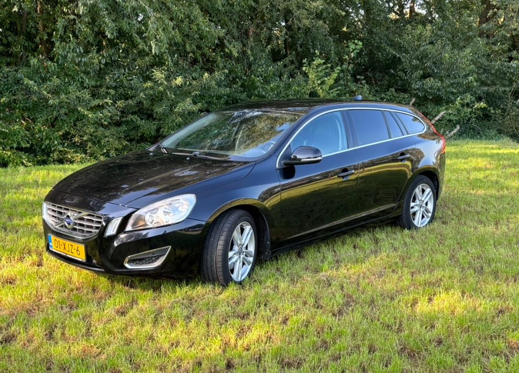 Volvo V60 T3 150pk Start/stop 2012 Zwart, Auto's, Voorwielaandrijving, 1596 cc, Zwart, 4 cilinders