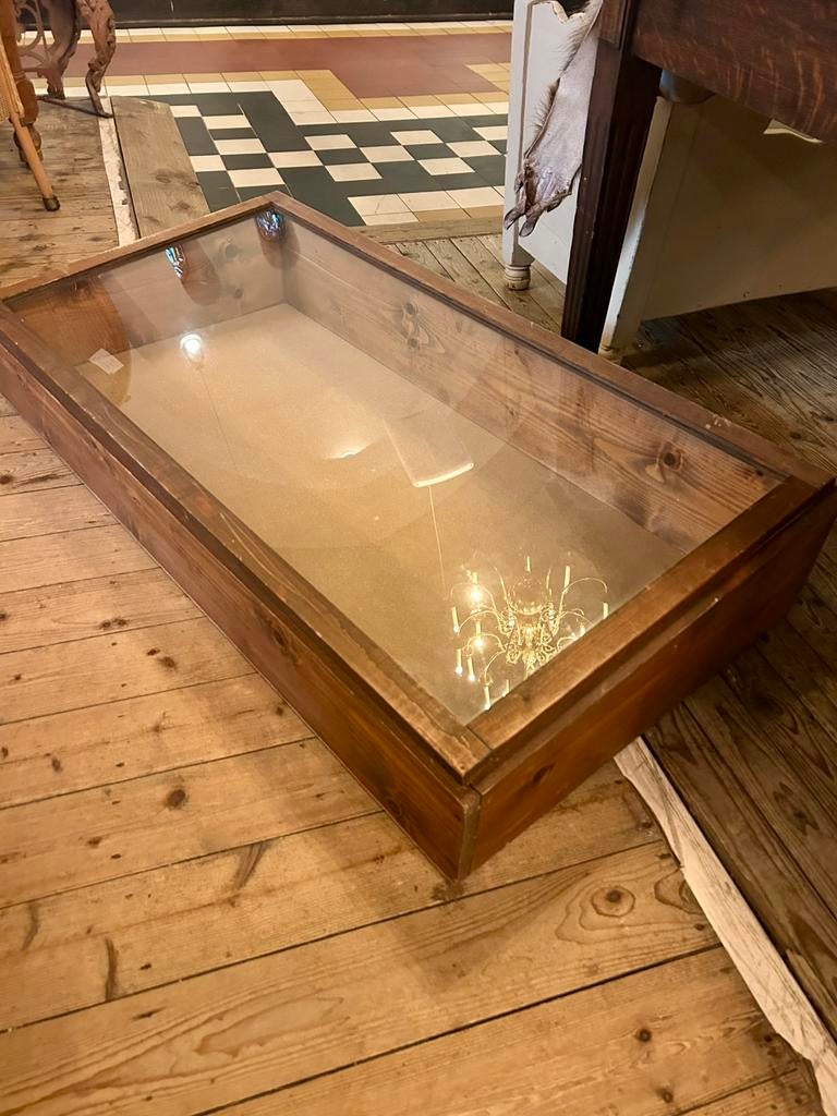 Mooie oude antiek landelijke winkel vitrine kast