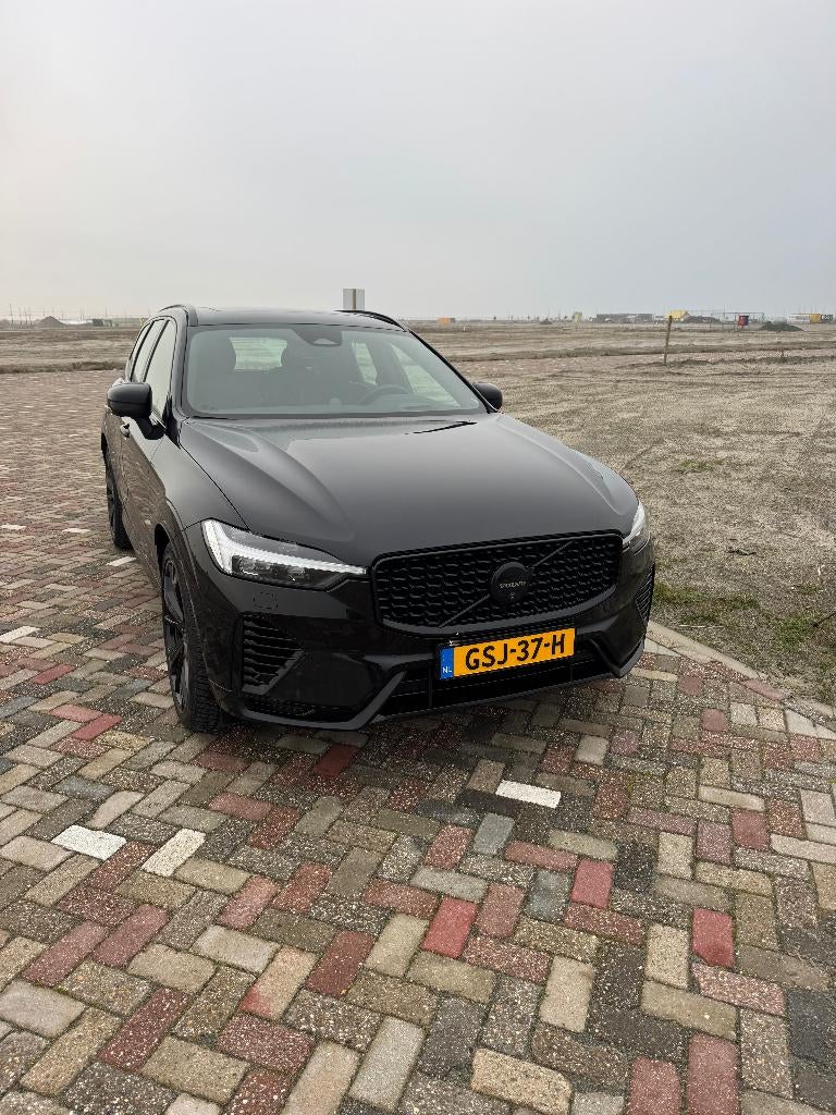 Volvo XC60 T8  455pk Aut AWD 2024 Black Edition Luchtvering, Auto's, Volvo, Automaat, 4 cilinders, 1969 cc, Zwart
