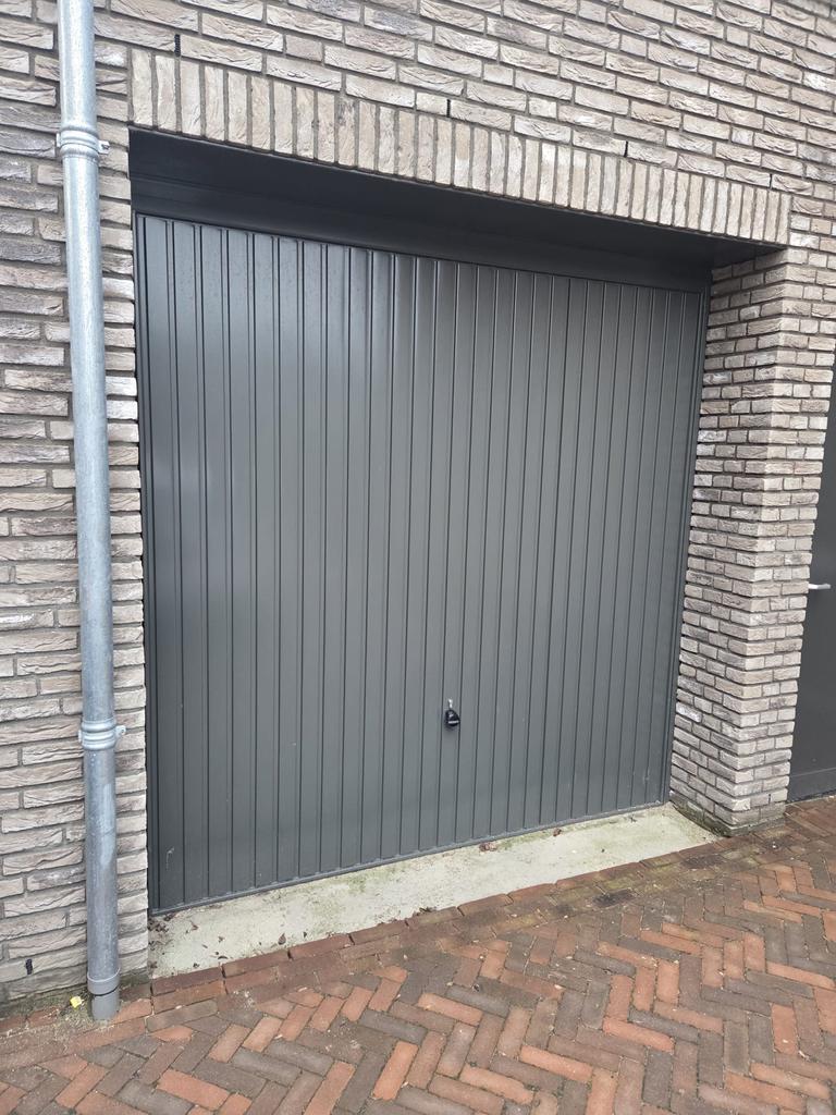 Hörmann garagedeur N80. 2375 x 2375. RAL 7022. ZGAN!