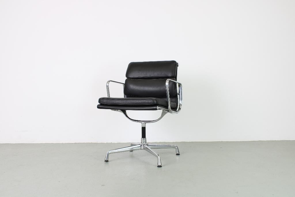Vitra EA 208 Softpad stoelen, zwart leer, Aluminium, Huis en Inrichting, Stoelen, Ophalen, Gebruikt, Twee, Zwart