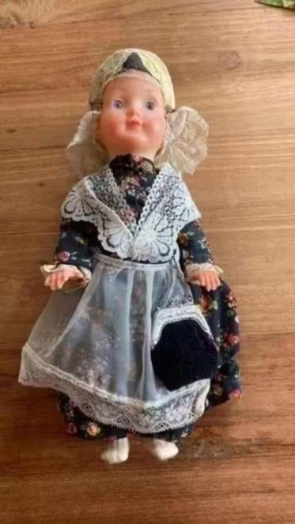 Poppetje: meisje in klederdracht, Verzamelen, Poppen, Ophalen of Verzenden, Gebruikt, Pop