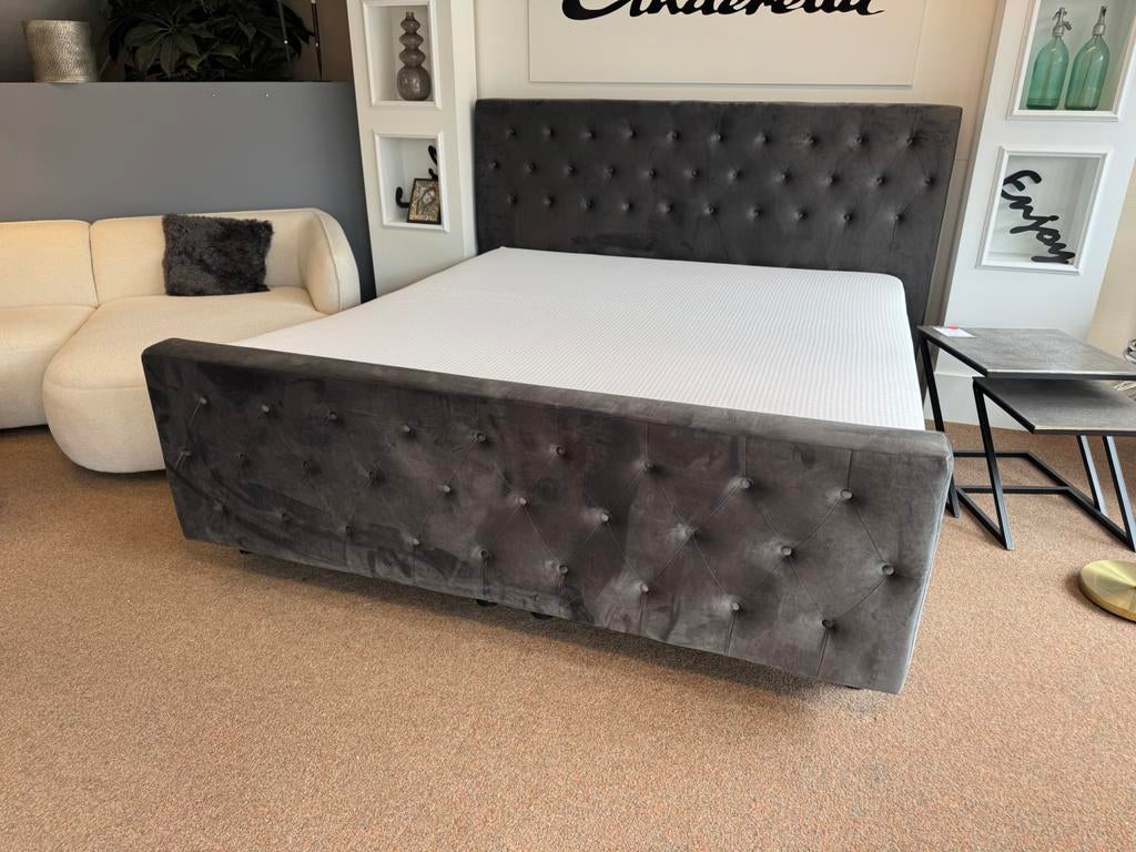 Boxspring 180 Grijs Gecapitonneerd met Emma matras E-7179, Huis en Inrichting, Slaapkamer | Boxsprings, #Boxspring#Gecapitonneerd#180#Grijs#2persoons