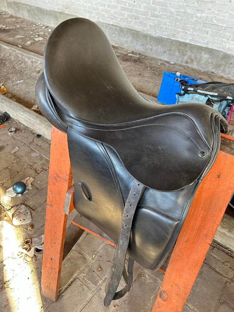 County saddlery dressuurzadel 16,5inch, Dieren en Toebehoren, Paarden en Pony's | Zadels, Ophalen, Springen