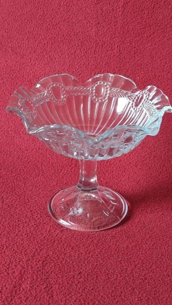 Glazen schaal op voet - breedte 23 cm - Hoogte 18 cm, Huis en Inrichting, Woonaccessoires | Schalen en Manden, Ophalen of Verzenden