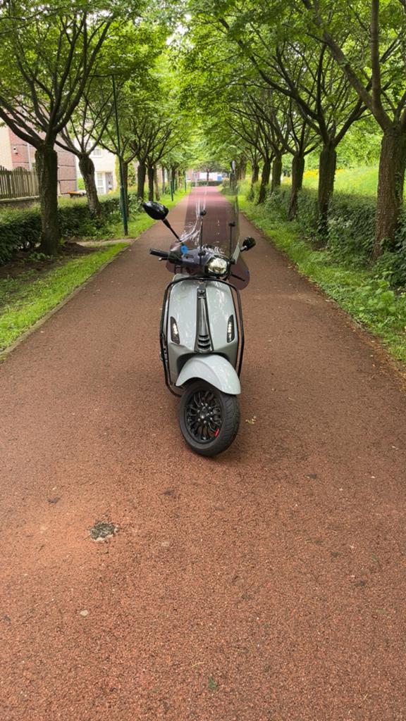 Vespa sprint 2018 Full Option, Fietsen en Brommers, Scooters | Vespa, Ophalen of Verzenden, Zo goed als nieuw, Benzine, Vespa S