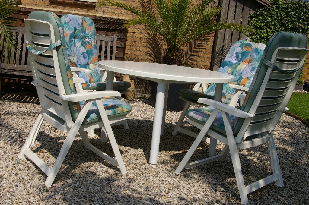 tuinset 4 stoelen+ tafel wit + kussens  merk Grosfillex, Ophalen, Zo goed als nieuw, Tuinset, Eettafel
