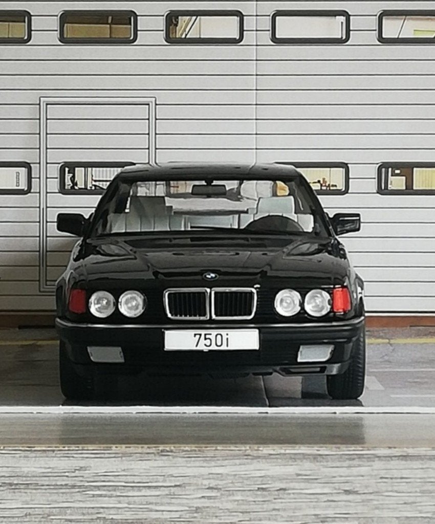 BMW 750I (E32) 1/18, Hobby en Vrije tijd, Ophalen of Verzenden, Nieuw, Auto, Overige merken