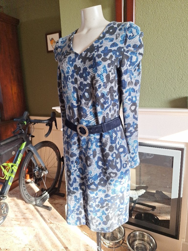 Caroline Biss jurk mt 40 blauw/grijs print met riem, Kleding | Dames, Maat 38/40 (M), Zo goed als nieuw, Knielengte, Caroline Biss