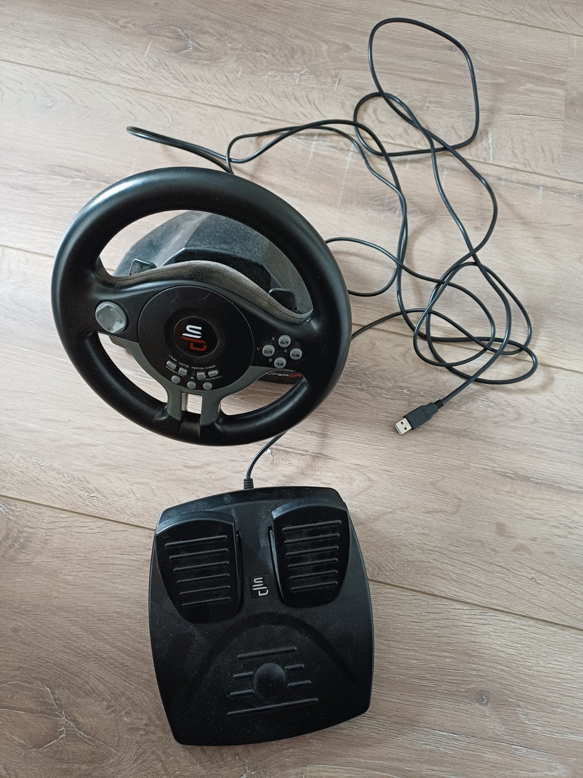 racestuur met pedalen voor PS4 of XBOX one, Spelcomputers en Games, Ophalen, Zo goed als nieuw, PlayStation 4