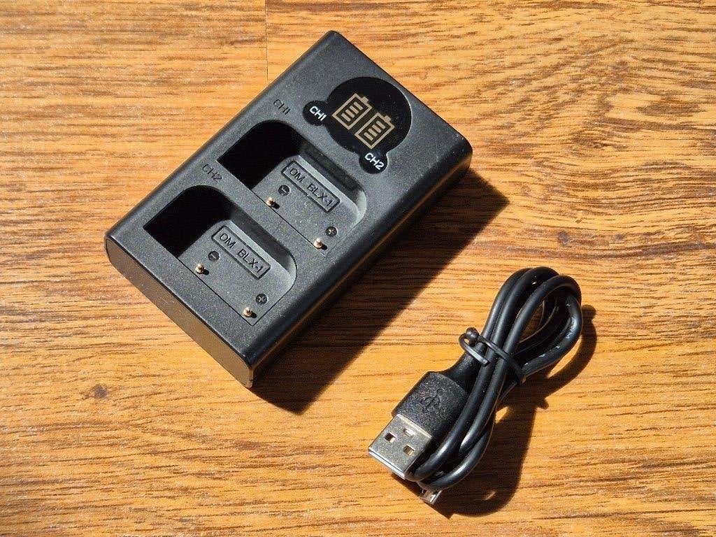 OM systems BLX-1 lader, Ophalen of Verzenden, Nieuw, Acculader, Inclusief USB-kabel