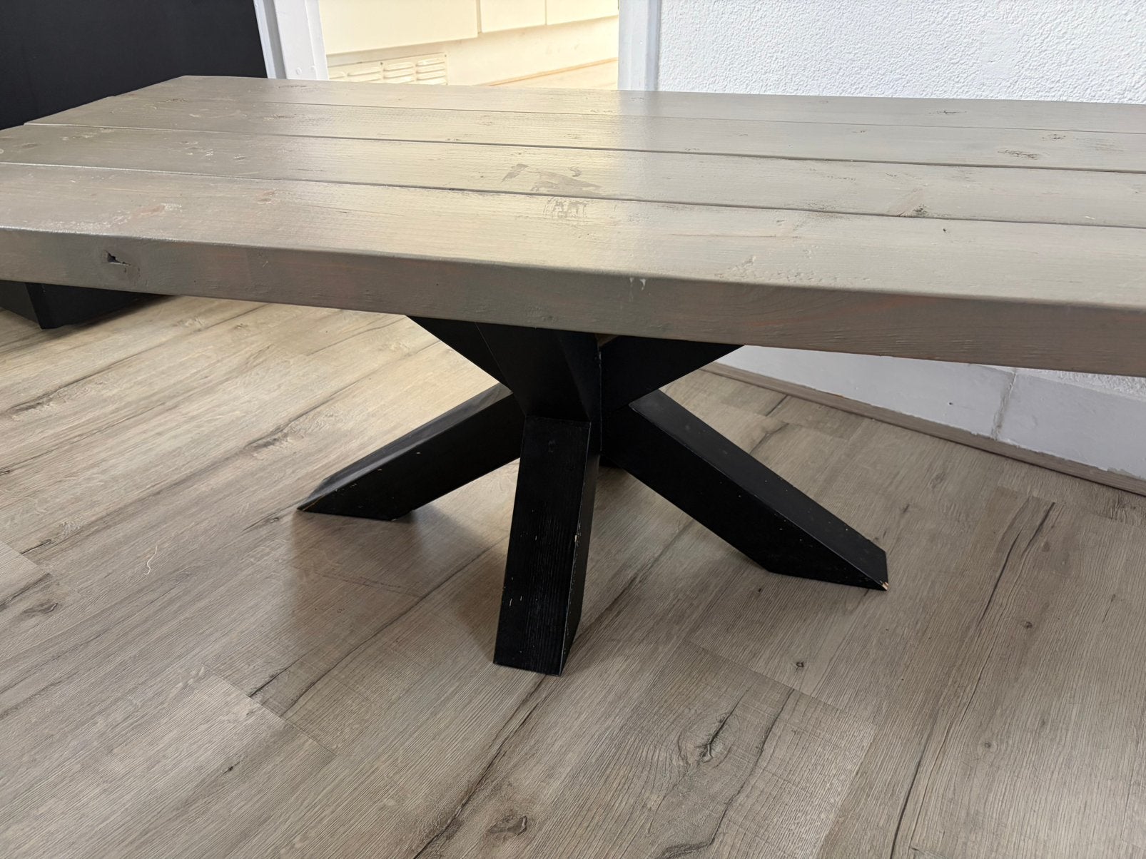 Houten salontafel met zwarte houten x-poot – taupe, Ophalen, 100 tot 150 cm, 50 tot 100 cm, Zo goed als nieuw